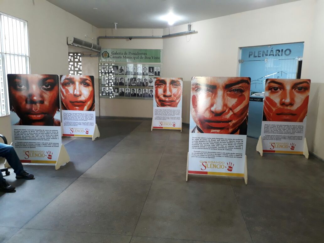 Câmara de Boa Vista recebe exposição fotográfica que retrata a violência contra a mulher