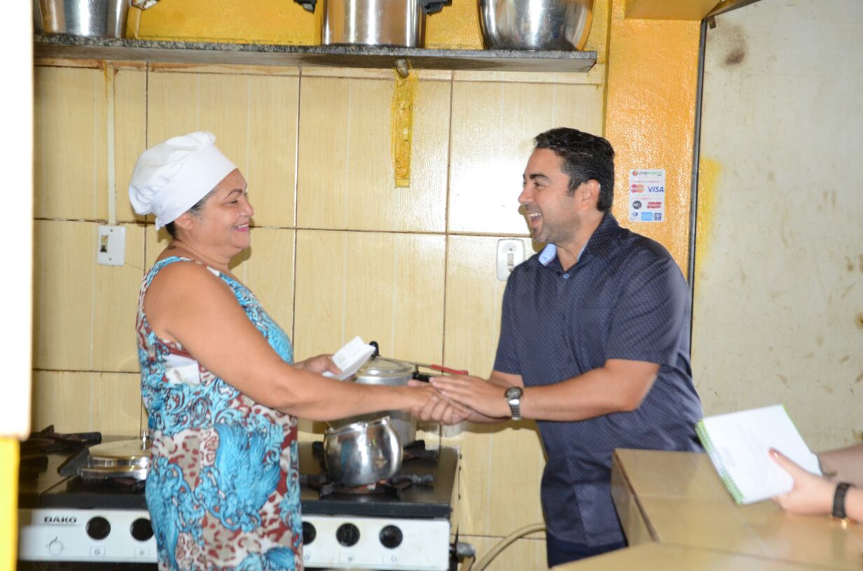 No Dia do Feirante, presidente da Câmara de Boa Vista visita a feira do Buritis